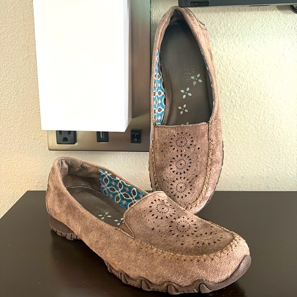 Skechers Relaxed Fit Memory Foam Loafers Slip Ons Laser Cut Taupe Women 7/5 USED - Picture 3 of 5